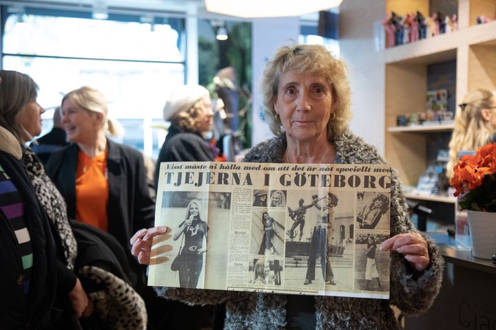 Britt-Inger Sahlin hade med sig en artikel från 1971, där hon själv var med. Foto: Peter Kvarnström/Göteborg & Co.