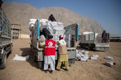 Frivilliga från Afghanska Röda Halvmånen distribuerar mat till behövande i Kandahar. Foto:  Afghanska Röda Halvmånen