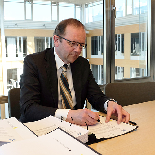 Anders Moberg, vd på Afa Försäkring, skriver under ansökan till Finansinspektionen om omvandlingen till tjänstepensionsföretag. Foto: Adam Fredholm