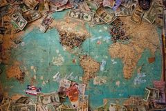 Världskarta med sedlar. Foto: Christine Roy, Unsplash, CC-licens.
