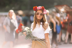 Glad festivalbesökare med den vackra Lana Del Ray-kransen på huvudet