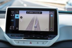Navigationen lokaliserar nu bilen exakt i körfältet inom systemets gränser, vilket gör att den kan rekommendera filbyten i god tid vid motorvägskorsningar och avfarter.