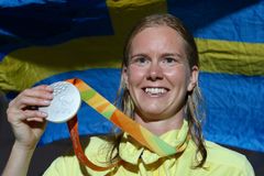 Maja Reichard visar upp en av fyra medaljer från Paralympics 2016. Maja har lagt ner sin elitkarriär men har fortsatt ett stort intresse för att utveckla svensk parasport.