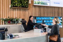 ISS fortsätter driva och vidareutveckla servicen i Västtrafiks elva butiker. Det står klart sedan en upphandling gjorts. Foto: Eddie Löthman