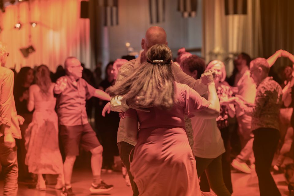 Dansant publik när kubanska Los Van Van gästade UKK i juni 2023. Foto: Anna Drvnik