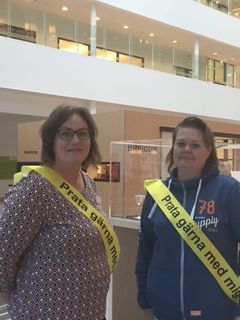 Sedan början av september kan patienter och anhöriga inom psykiatrin tycka till om vården på plats. Anna-Maria Lundberg och Eleonor Belin, båda från Forum för Brukarinflytande, tar in synpunkter. Foto: Elisabeth Tysk