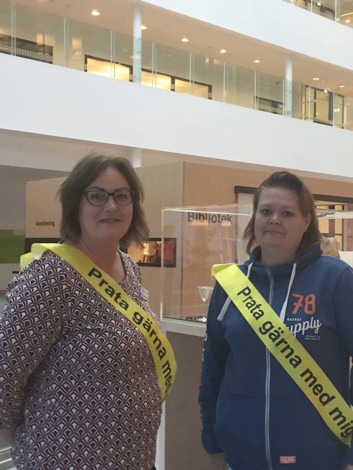 Sedan början av september kan patienter och anhöriga inom psykiatrin tycka till om vården på plats. Anna-Maria Lundberg och Eleonor Belin, båda från Forum för Brukarinflytande, tar in synpunkter. Foto: Elisabeth Tysk