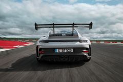 Utseendet på nya 911 GT3 RS karakteriseras av de många funktionella aerodynamiska delarna. Den mest framträdande delen är den svanhalsupphängda bakre vingen.