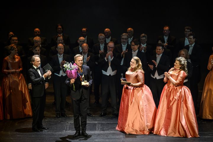 Mats Larsson Gothe tar emot Körpriset av Kungliga Operans kör samt vd Fredrik Lindgren. Foto: Kungliga Operan / Sören Vilks