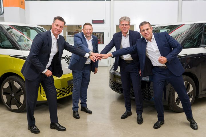 PowerCo och Umicore etablerar ett samriskföretag för europeiskt batterimaterial (från vänster till höger: Thomas Schmall, Jörg Teichmann, Ralph Kiessling, Mathias Miedreich).