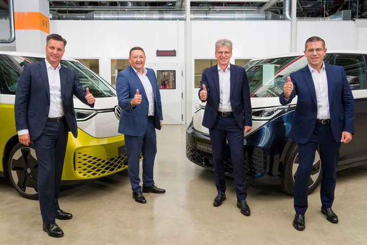 Från vänster till höger Thomas Schmall, Volkswagen AG/PowerCo SE; Jörg Teichmann, PowerCo; Ralph Kiessling, Umicore; Mathias Miedreich, Umicore.