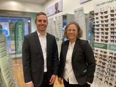 Kristoffer Ahlin och Hanna Junler,  är delägare och optiker i butiken som valts till årets butik. Foto: Specsavers