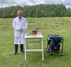 Säkerhetsspecialist Öjar Melefors visar portabel PCR-analysapparat. Foto: Mikael Propst/SVA