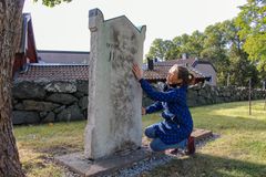 Rebecca Svensson, kulturhistoriskt ansvarig på Kyrkogårdsförvaltningen i Västerås berättar om projektet med konservering av äldre gravstenar.
