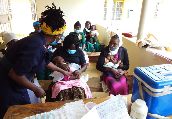 Mammor med sina nyfödda barn besöker Yumbe Health Center för att få sina barn vaccinerade. Foto: Adrian Musinguzi / Unicef Uganda