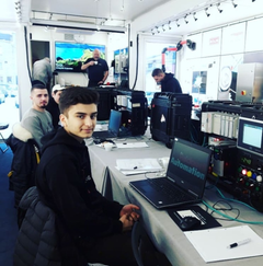 Jonatan Berntsson med klasskompisar övar i demolastbil från Wexoe.