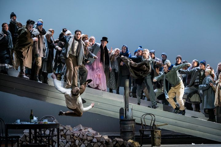 Operan Eugen Onegin på Kungliga Operan 2019. På bilden: Kungliga Operans kör, Joel Annmo, Jonas Degerfeldt, Karl-Magnus Fredriksson