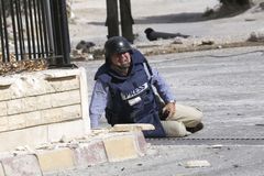 Sammy Ketz, AFP-reporter, tar skydd under en attack i Maaloula, Syrien, 18 september, 2013. Foto: Anwar Amro/AFP