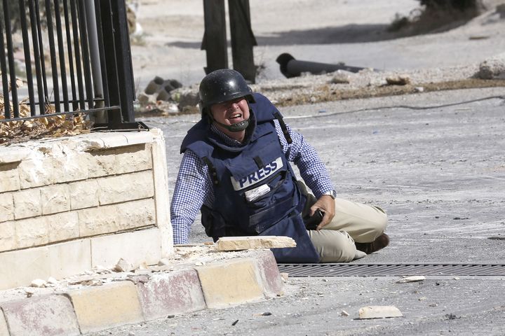 Sammy Ketz, AFP-reporter, tar skydd under en attack i Maaloula, Syrien, 18 september, 2013. Foto: Anwar Amro/AFP