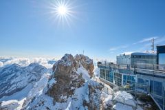 Garmisch-Partenkirchen; Zugspitze och miljöforskningsstationen Schneefernerhaus © GNTB/Florian Trykowski