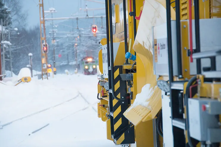 Järnvägstransporter belastar vår miljö minimalt, men när spåren ska underhållas så behövs biltransport. Nu ser Strukton Rail över sina bilvanor.