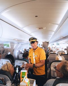 Petter Stordalen serverade champagne till gästerna ombord på Sunclass Airlines. Foto: Simen Leander Ringen