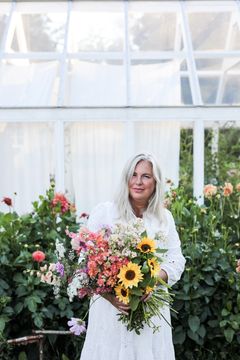 Hanna Wendelbo skapar utställningen Sköna majs blomstrande flor på Skansen.