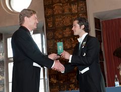 Jan-Eric Nilsson, Rederi AB Gotland, mottar Näringslivsmedaljen ur HKH Prins Carl Philips hand. I bakgrunden Kungl. Patriotiska Sällskapets ordförande Johan Nordenfalk. Foto: Scanpix