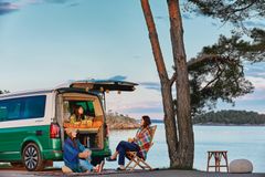 Får man gå på toa i skogen? Får man fricampa på privat mark? Vilken campingplats har Sveriges bästa utsikt? Som förstagångscampare kan man säkerligen ha en hel del frågor.