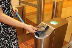 Nu har inpasseringsspärrarna på Arlandagymnasiet satts i bruk, efter att alla behöriga fått sina personliga passerkort.