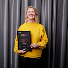 Sara Hamlin mottog priset ”Best Startup Collaborator” å E.ONs vägnar.
