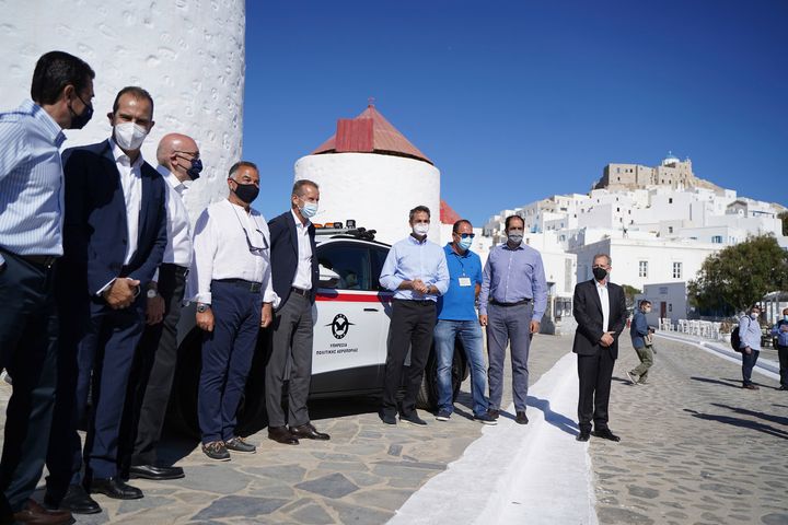 Volkswagen-koncernens VD Herbert Diess och Greklands premiärminister Kyriakos Mitsotakis överlämnar Greklands första elektriska polisbil på Astypalea.