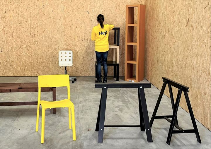 I ett eget utrymme på återvinningscentralen i Norra hamnen ska IKEA-möbler tas om hand och ges en andra chans.