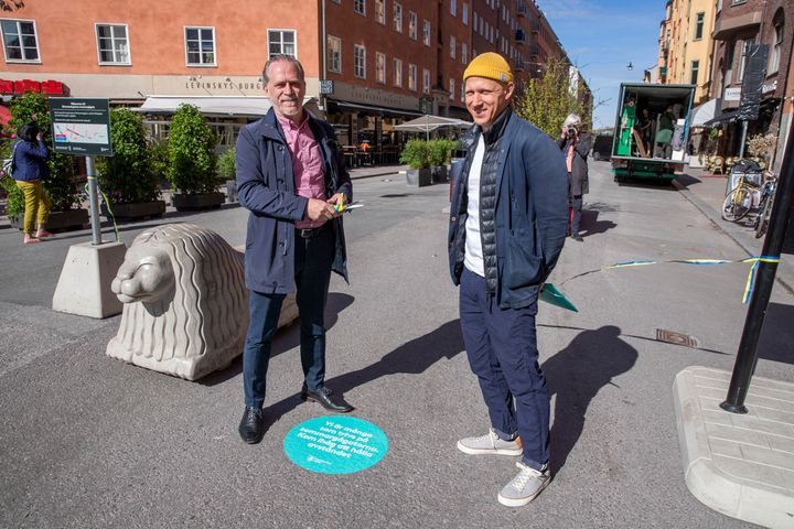 Trafikborgarråd Daniel Helldén och projektledare Theodor Bratt. Foto: Lennart Johansson