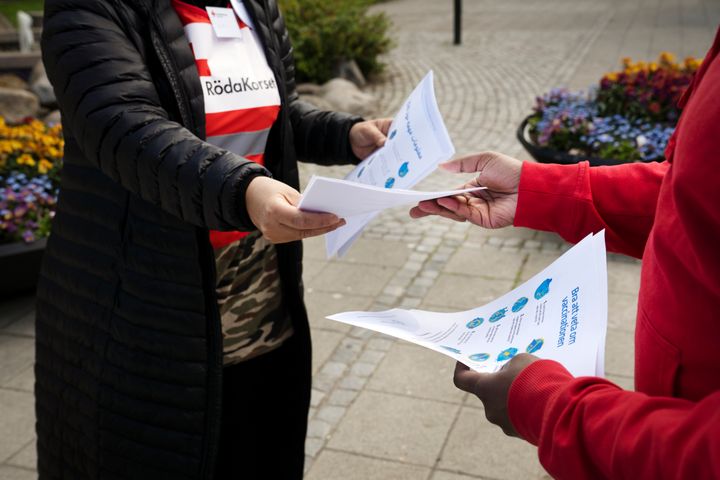 Vaccinationsinformation i Lindängen, Malmö. Genom att skapa en mötesplats på torget kan Röda Korset sprida information om vaccination och möta den oro som finns samt svara på människors frågor. Foto: Johan Bävman