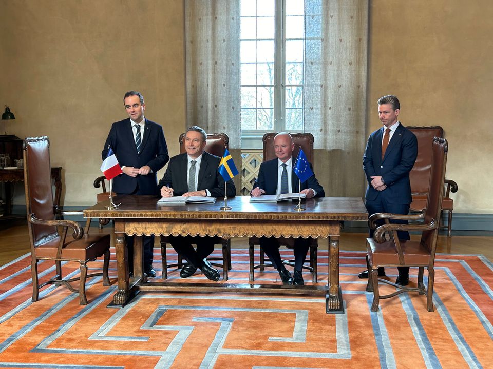Saab CEO (right of centre) and MBDA CEO (left of centre) at signing witnessed by Swedish Minister for Defence (right) and French (left) Minister for the Armed Forces