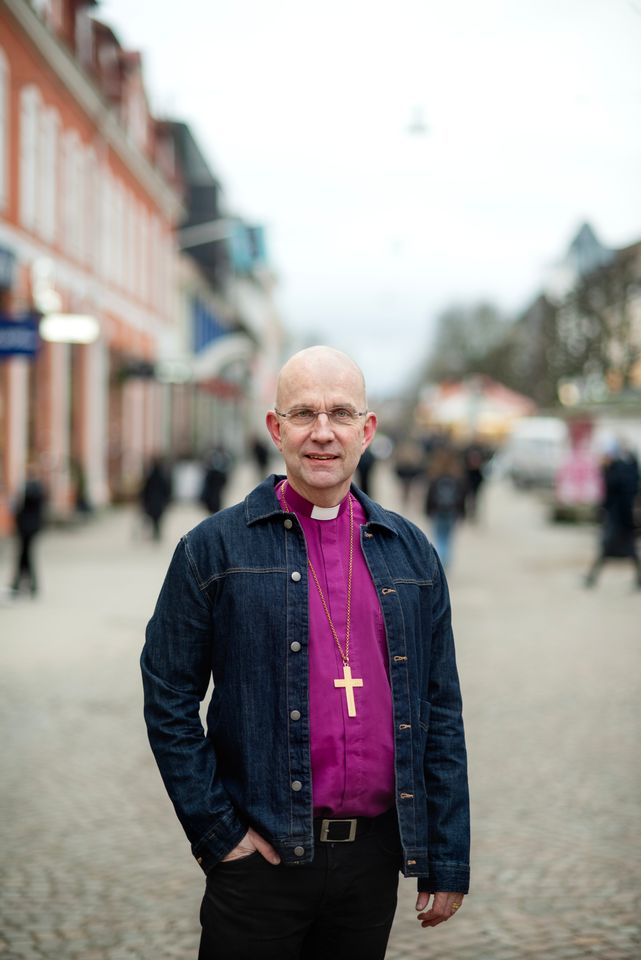 Biskop Fredrik Modéus stående stadsmiljö