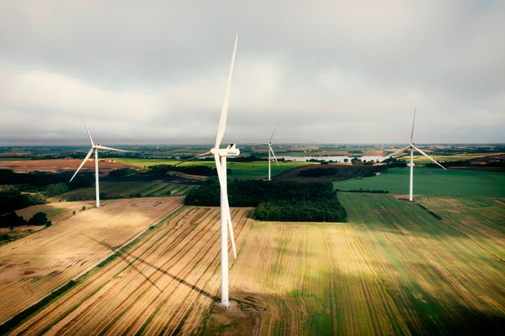 Arla Danmark förbinder sig att köpa el från ny vindkraftpark för att nå målet om 100 procent förnybar el på mejerierna till 2025.