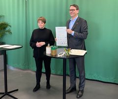 Klimatkontraktet signeras av Katrin Stjernfeldt Jammeh, KSO Malmö stad och Marc Hoffmann, vd E.ON Sverige. Foto: Peter Hjalmar