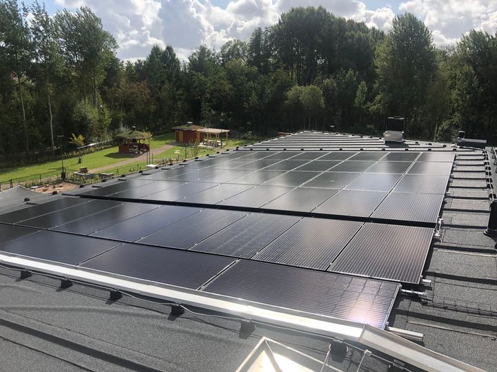 Solceller på taket på förskolan Saga i Växjö