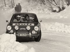 Mästerlige Björn Waldegård vann Svenska Rallyt 1968, 1969 och 1970 med Porsche 911. Samtidigt gjorde han succé internationellt som förare i Porsches fabriksteam, med segrar i klassiska Monte Carlo-rallyt både 1969 och 1970. Bild: Corporate Archives Porsche AG.