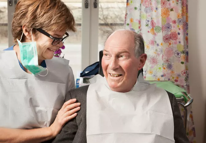 De som dagligen behöver en viss nivå av omvårdnad i sitt boende erbjuds kostnadsfri munhälsobedömning. Folktandvården åkte 2016 hem till 94 procent av de som tackat ja.