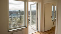 Nätta balkonger är ett av Stockholmshusens kännetecken. Här med utsikt mot Spånga kyrka.