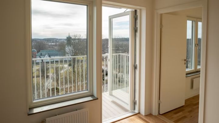 Nätta balkonger är ett av Stockholmshusens kännetecken. Här med utsikt mot Spånga kyrka.