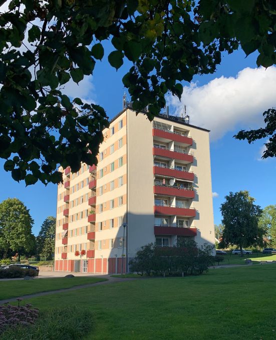 Prästbolsgatan 21 i Berga, Linköping. En av fasaderna som får en målning under ARTSCAPE FORM. Foto Stångåstaden