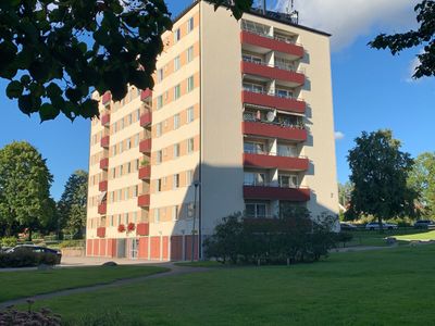 Prästbolsgatan 21 i Berga, Linköping. En av fasaderna som får en målning under ARTSCAPE FORM. Foto Stångåstaden