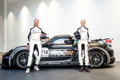 Alpina världsstjärnorna Ingemar Stenmark och Aksel Lund Svindal tävlar med Porsche 718 Cayman GT4 Clubsport i ett Celebrity Race under finalhelgen av Race Of Champions Snow + Ice på Pite Havsbad.