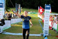 FRI BILD. Tove Alexandersson vann sitt tredje raka guld på VM i Tjeckien när hon sprang hem medeldistansen. Foto: Mårten Lång/Orienteringsmagasinet Skogssport