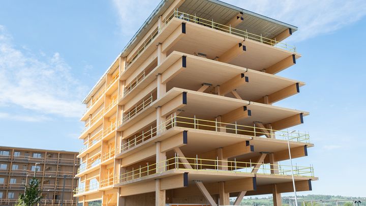 Under andra kvartalet var produktionen av den kommersiella byggnaden och lägenhetsmodulerna i Mjøskanten i Brumunddal i full gång. Bild från maj 2021.