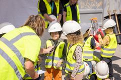 Spadtag Stadsskogens förskola: "Hur många spadtag krävs det egentligen för att bygga en förskola?" var en av många nyfikna frågor som ställdes till projektet.